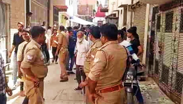 मथुरा: मंदिर के पास करंट लगने से युवक की हुई मौत, आक्रोशित परिजनों ने किया रास्ता जाम
