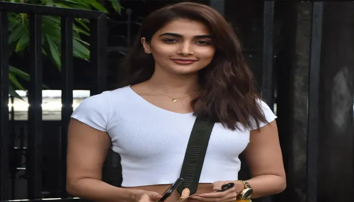 पूजा हेगड़े संग सेल्फी लेते वक्त शख्स ने किया कुछ ऐसा, हुआ ट्रोल