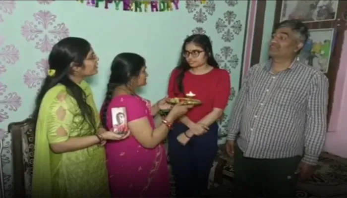 यूक्रेन से लौटी प्रयागराज की बेटी, मां ने उतारी आरती, चेहरे पर दिख रही युद्ध की दहशत