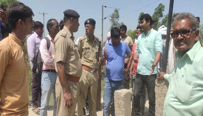 रायबरेली: रेलवे ट्रैक पर बने आम रास्ते को ब्लॉक करने पर भड़के ग्रामीण, किया हंगामा