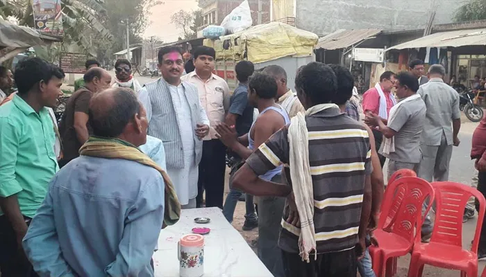 रायबरेली: कांग्रेस उम्मीदवार रहे अतुल सिंह ने क्षेत्र भ्रमण कर दी होली की बधाई