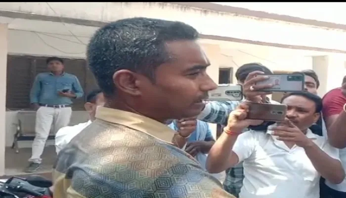 पुलिस की यातना से परेशान युवक ने एसपी ऑफिस के सामने किया आत्मदाह का प्रयास