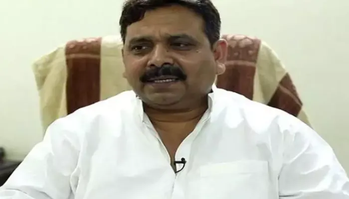 UP Election 2022: मंत्री रविंद्र जायसवाल मतदान अधिकारी पर उखड़े, ईवीएम खराब होने के कारण करना पड़ा था इंतजार