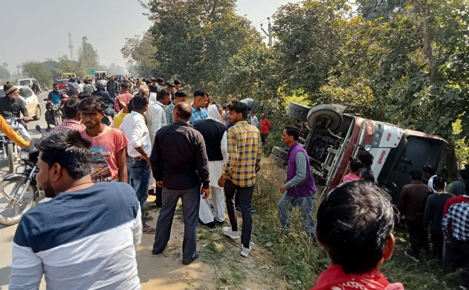 लखीमपुर-खीरी: तेज रफ्तार रोडवेज की अनुबंधित बस पलटी, 19 यात्री घायल