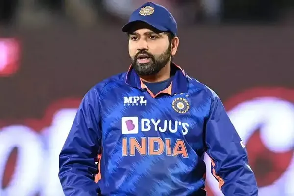 IND vs SL : बेंगलुरु में पोस्टर लेकर पहुंचे फैंस, बोले- ‘रोहित शर्मा मेरे कप्तान नहीं, विराट कोहली को बनाओ’