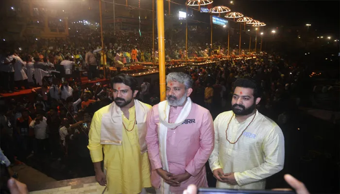 RRR मूवी के प्रमोशन के लिए वाराणसी पहुंची टीम, काशी के रंग में रंगे साउथ सुपरस्टार्स