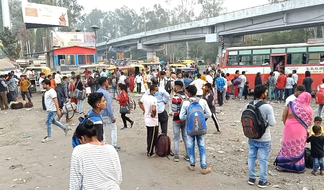 बरेली: होली पर कम पड़ी बसें, सड़कों पर उमड़ी यात्रियों की भीड़, डग्गामार वाहन काट रहे चांदी