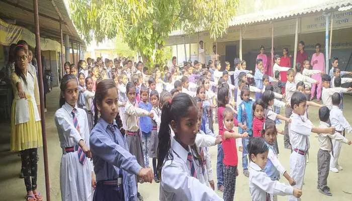 बाराबंकी: होली से पहले स्कूली बच्चों ने ली शपथ, कहा- केमिकल वाले रंगों से नहीं खेलेंगे