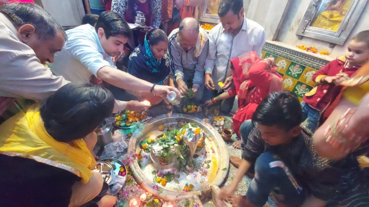 शाहजहांपुर: हर-हर महादेव के जयघोष से गूंजे शिवालय, अभिषेक कर चढ़ाई बेलपत्री