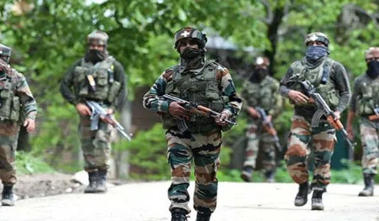 श्रीनगर में सुरक्षाबलों और आतंकवादियों के बीच मुठभेड़ में तीन आतंकवादी ढेर