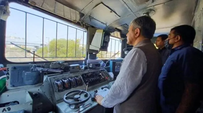 ‘कवच’ ने रोकी दो ट्रेनों की आमने-सामने की टक्कर, इंजन में सवार थे रेलमंत्री अश्वनी वैष्णव