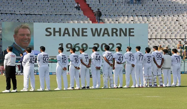 शेन वार्न की याद में भारत और श्रीलंका के खिलाड़ियों ने रखा मौन, काली पट्टी बांधकर मैदान में उतरे