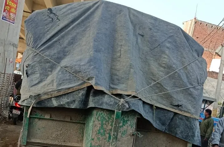 बरेली: लाल फाटक पर अवैध तरीके से खड़ी सीमेंट की ट्रॉली, लग रहा लंबा जाम