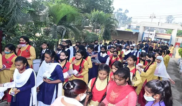 मुरादाबाद : घबराहट और उत्साह के साथ बोर्ड परीक्षा देने पहुंचे छात्र-छात्राएं
