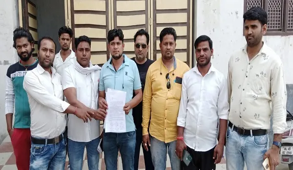 अमरोहा: भाजपा कार्यकर्ताओं ने बिजली विभाग के कर्मचारियों पर लगाया अवैध उगाही का आरोप, सौंपा ज्ञापन