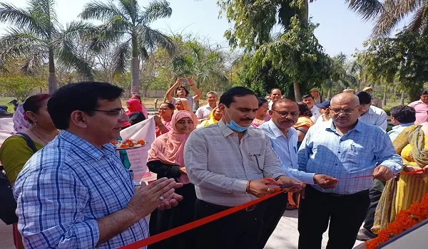 अमरोहा : डीएम ने पोषण पखवाड़ा रैली को दिखाई हरी झंडी