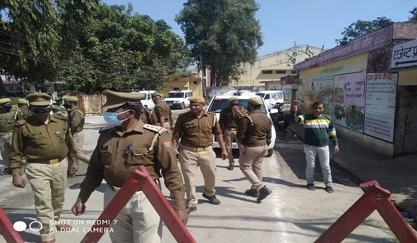 मुरादाबाद : सपा नेताओं ने गाड़ी में छुपाकर बैलेट पेपर ले जाने का लगाया आरोप, किया हंगामा