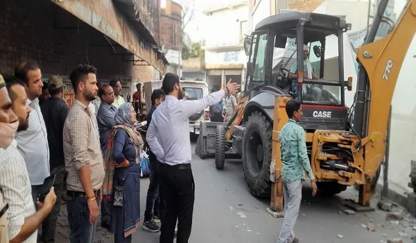 रामपुर : अतिक्रमण पर गरजी पालिका की जेसीबी, दो दुकानें ध्वस्त