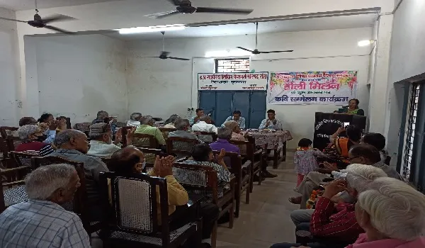 मुरादाबाद : चलन हसीन है होली पर रंग लगाने का….
