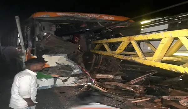 अमरोहा : हाइवे किनारे खड़े सरिए लदे ट्रेलर में घुसी रोडवेज बस, 20 यात्री घायल