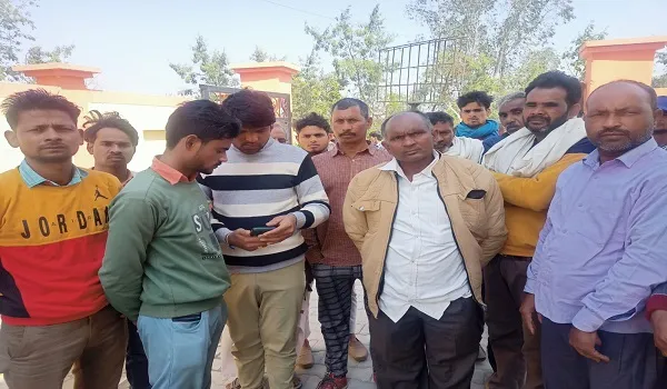 मुरादाबाद : बेकाबू होकर ट्रक में घुसी बाइक, एक की मौत, तीन घायल
