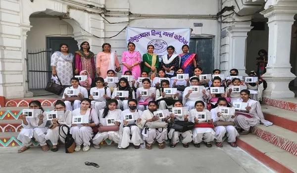 मुरादाबाद : टैबलेट पाकर छात्राओं के खिले चेहरे