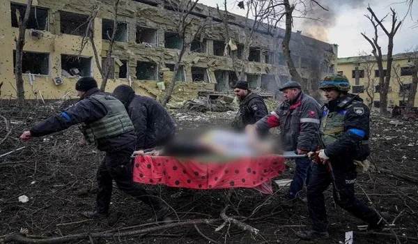 Ukraine Russia War: यूक्रेन में एक अस्पताल में रूसी बमबारी के बाद गर्भवती महिला की बच्चे समेत मौत