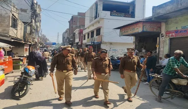 रामपुर : होली एवं चुनाव नतीजों के मद्देनजर पुलिस ने निकाला पैदल मार्च