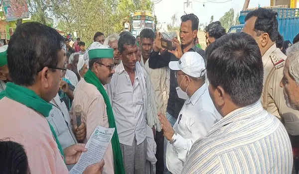अमरोहा : पंचायत में चीनी मिल जीएम के न पहुंचने पर भाकियू ने लगाया जाम