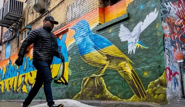 अमेरिका: सड़कों पर स्प्रे चित्रकारी से यूक्रेन युद्ध का विरोध कर रहे कलाकार