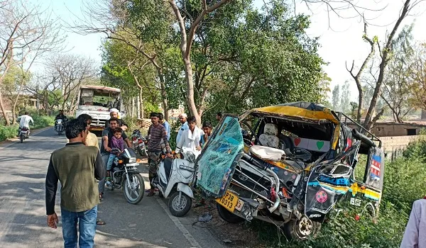 अमरोहा : टाटा मैजिक और रोडवेज बस की आमने-सामने की भिड़ंत, कई घायल
