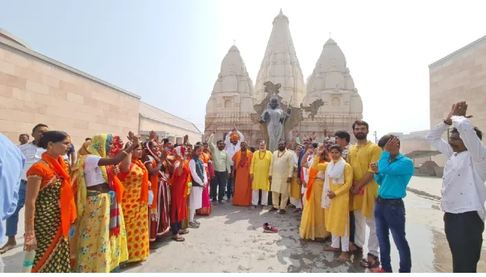 वाराणसी: समरसता का साक्षी बना काशी विश्वनाथ कॉरिडोर, दलितों व आदिवासियों को साथ लेकर इन्द्रेश कुमार ने मंदिर में किया प्रवेश
