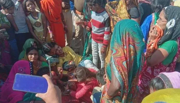 मिर्जापुर: करंट की चपेट में आकर मजदूर की मौत, शव रोड पर रखकर परिजनों ने लगाया जाम