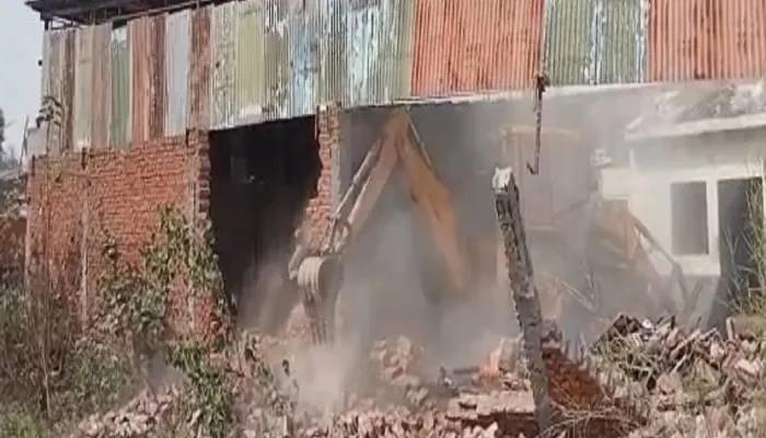 यूपी में फिर चला बुलडोजर, कुख्‍यात बदमाश बदन सिंह बद्दो से जमीन खरीदकर बनाईं गईं दुकानें जमींदोज