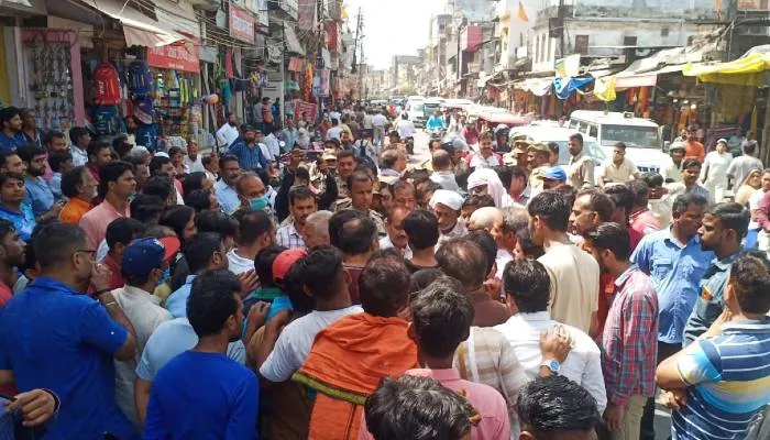 अयोध्या: नगर निगम की कार्रवाई से भड़के व्यापारी, सड़क जामकर की नारेबाजी, यातायात व्यवस्था चरमराई