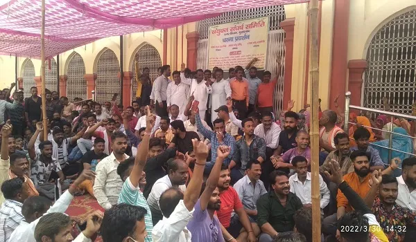 मुरादाबाद : मांगों को लेकर कर्मचारियों ने किया प्रदर्शन, कहा- बर्दाश्त नहीं की जाएगी अधिकारियों की मनमानी