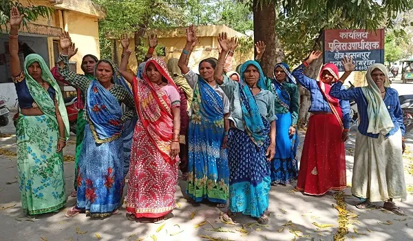 अमरोहा : कच्ची शराब का कारोबार बंद कराने को लेकर सीओ ऑफिस पर महिलाओं ने किया प्रदर्शन