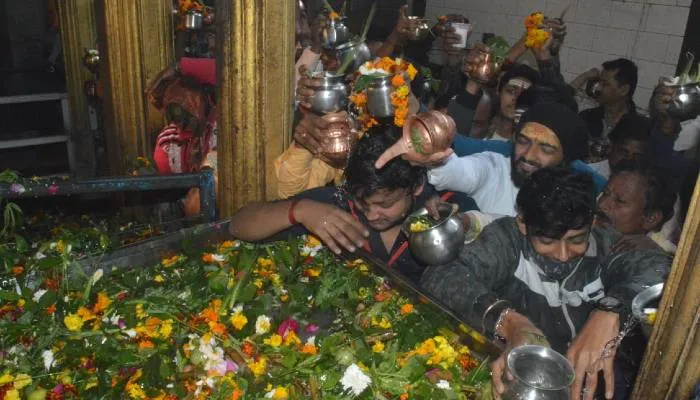 अयोध्या: रामनगरी के शिवालयों में गूंजे हर-हर महादेव के जयकारे, लाखों श्रद्धालुओं ने किया दुग्धाभिषेक