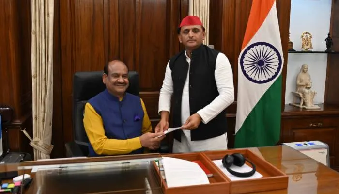 अखिलेश यादव व आजम खान ने लोकसभा की सदस्यता से दिया इस्तीफा, बने रहेंगे विधायक