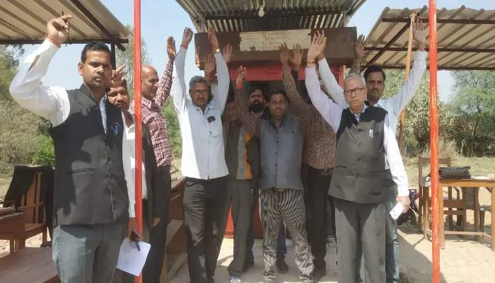 रायबरेली: उत्पीड़न के विरुद्ध मुखर हुए अधिवक्ता, किया हंगामा