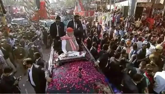 यूपी चुनाव 2022: वाराणसी में प्रधानमंत्री मोदी का रोड शो शुरू, उमड़ा लोगों का हुजूम