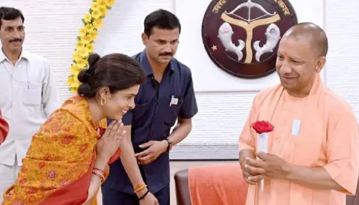 yogi adityanath Oath: योगी के शपथ ग्रहण से पहले स्वाति सिंह ने कहा- आइये, इन गौरव पूर्ण क्षणों के साक्षी बनें…