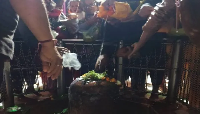 मेरठ के शिवालयों में गूंजा हर-हर बम-बम, शिवभक्तों ने किया जलाभिषेक