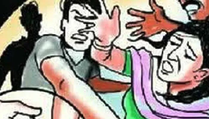 सीतापुर: बकरी बांधने के विवाद में दबंगों ने महिला व उसकी बेटी को पीटा