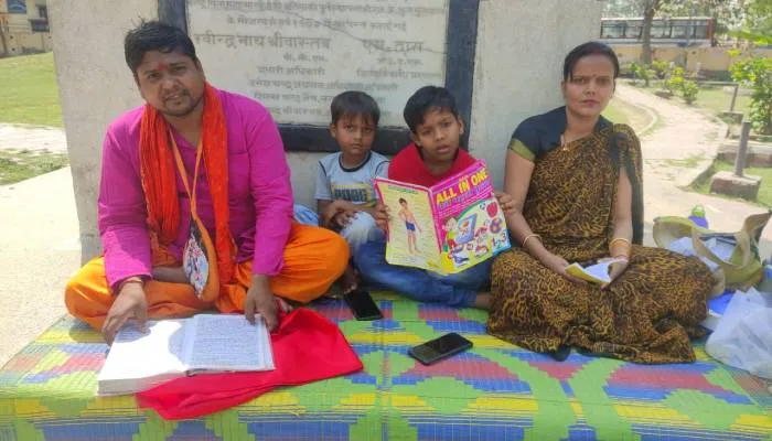 अयोध्या: दो बच्चों व पति के साथ अनशन पर बैठी समाजसेविका, कहा- नगर कोतवाल को हटवाए बिना नहीं उठूंगी