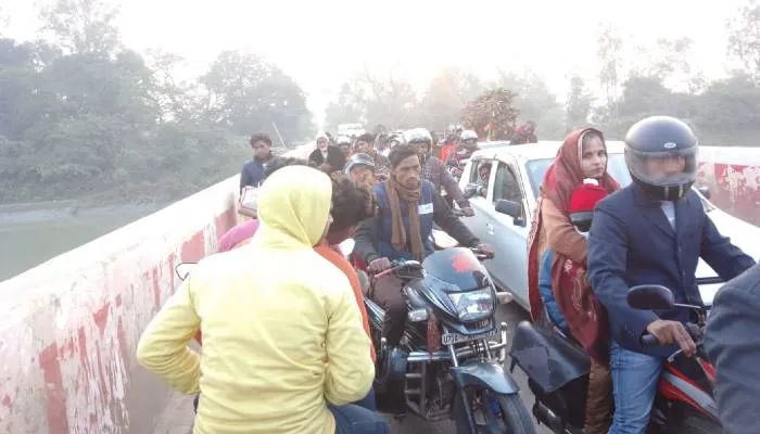 सीतापुर: जर्जर पुल से गुजर रहे भारी वाहन, लग रहा जाम, जिम्मेदार कर रहे अनदेखा