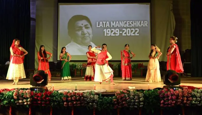 अयोध्या: अवध विश्वविद्यालय के 47 वें स्थापना दिवस पर सेवानिवृत्त शिक्षक हुए सम्मानित