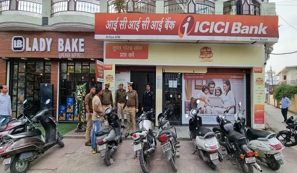 रामपुर : पुलिस ने बैंकों में चलाया चेकिंग अभियान, परखी सुरक्षा व्यवस्था