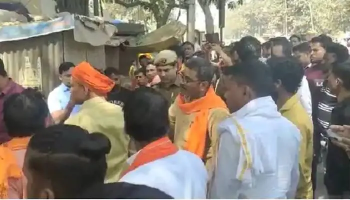 यूपी चुनाव 2022: मंत्री नीलकंठ तिवारी और पुलिसकर्मियों के बीच हुई नोंकझोंक, जानें वजह
