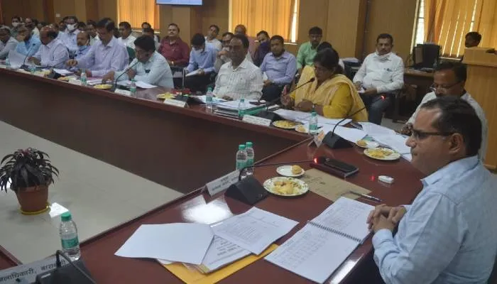 मार्च महीने में अधिकारी अनावश्यक अवकाश पर न जाएं : मंडलायुक्त